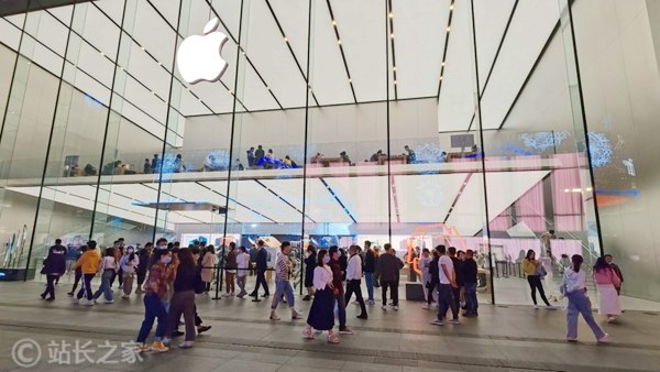 苹果 iOS 27 揭秘：本地 AI 模与谷歌合作提升 Siri 能科技媒体《The Information 最近报道了公司在即将推出的 OS 27 关于人工智能 AI）的新向