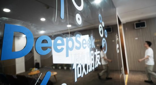 DeepSeek前7月营收4.75亿元 较2025全年增长9倍据两名知悉该公司财务数据的人士透露，这家中国AI实验室正全力推进第二轮融资
