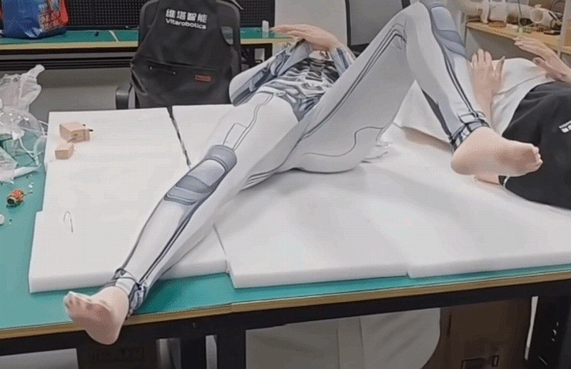 国产女伴侣机器人能做各种动作 机器人女友或指日可待现在机器人的动作流畅，皮肤触觉拟真，也有一定智能，这些值得肯定，但我觉得还没到能用“伴侣”这个词的程度