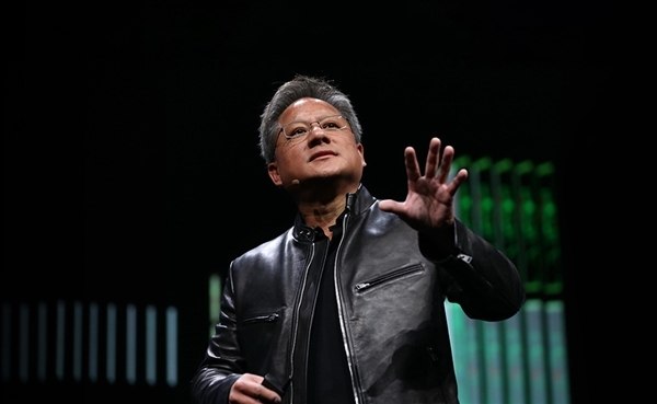 DeepSeek V4官宣同时支持NVIDIA和华为前不久的一期访谈节目中，NVIDIA CEO黄仁勋表示如果DeepSeek新模型在华为平台上首发，那对美国来说这将是可怕的一天