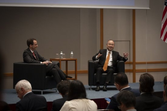 孙正义罕见地就AI安全风险表达担忧 呼吁各国携手应对威胁软银集团领导人孙正义是人工智能最坚定的信奉者之一，但即便是他也表示，随着机器正迅速获得更多能力，他对安全风险感到担忧