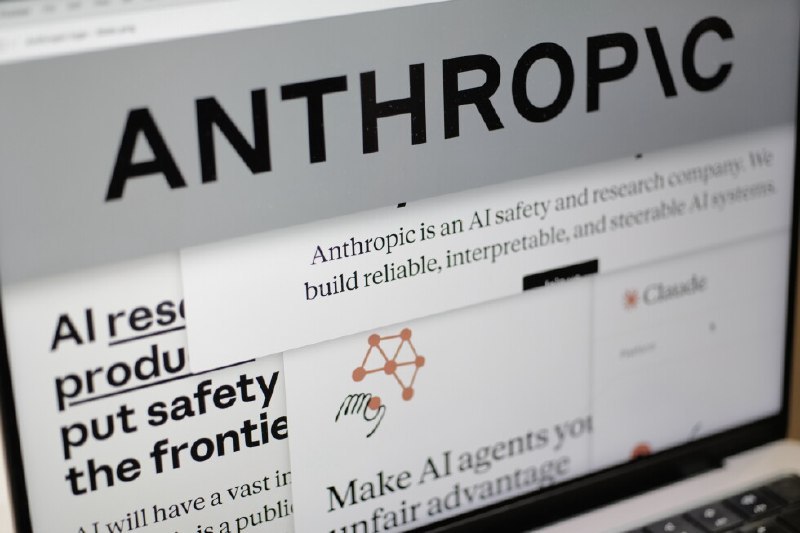 ↩️🖼 美国官员称 Anthropic Mythos 模型在测试中发现机密系统漏洞科技圈🎗在花频道📮:🤖 特朗普称不再视 Anthropic 为国安威胁，或放松 AI 模型限制 特朗普在接受 Axios 采访时表示，不再将人工智能公司 Anthropic 视为国家安全威胁，并暗示可能放松对其 Fable 5 和 Mythos 5 模型的限制