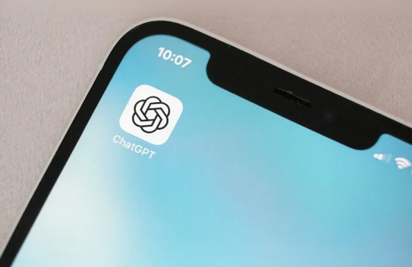 OpenAI首款智能音箱曝光，将搭载GPT-Live语音模型彭博社近日披露，OpenAI 正计划推出其首款硬件设备——一款具备自主移动功能的无屏智能音箱