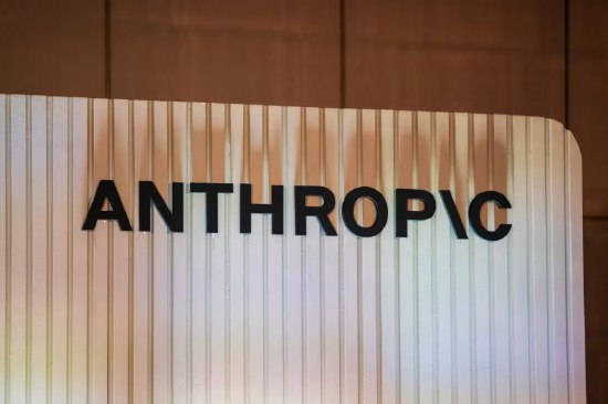 宝盛：Anthropic的企业业务实力加大对OpenAI的压力瑞士宝盛分析师Enrico Chinello表示，美国AI采用率的势头表明Anthropic已经超越了OpenAI，而OpenAI正在考虑降低定价以应对这一趋势、推动使用量并夺回市场份额