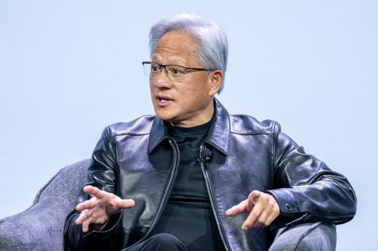 英伟达CEO黄仁勋：会对开发不安全AI软件的客户断供芯片英伟达首席执行官黄仁勋表示，假如客户正在开发不安全的人工智能（AI）软件，他会停止向其供应芯片，不过他认为目前没有必要如此担忧这项技术