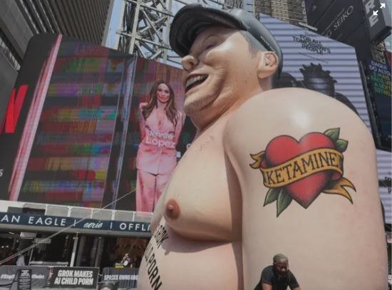 辣眼睛！马斯克半裸充气像惊现时代广场 首富本人回应当地时间周四早上，纽约人醒来时发现，一个模仿全球首富马斯克形象的巨型充气人偶赫然出现在时代广场