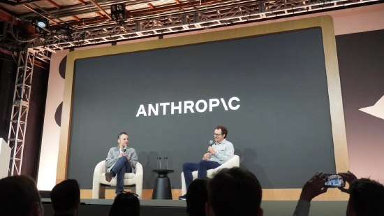 Anthropic据悉正接近与美国政府达成协议 AI模型限制有望解除据知情人士透露，Anthropic PBC与特朗普政府正在接近达成解除对这家人工智能公司两款最先进模型限制的协议，此前双方就系统安全问题进行了数周谈判