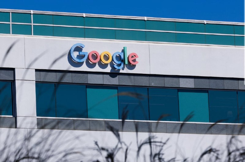 Google与苹果正围绕人工智能助手的发展前景 与欧盟产生激烈分歧Google和苹果在人工智能赛道的竞争中占据巨大优势：两家企业掌控着全球数十亿台智能手机