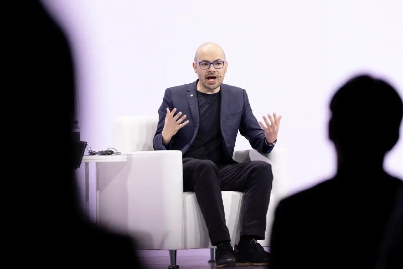 DeepMind CEO批评“AI裁员论”：取代开发者是重大错误据《连线》杂志报道，Google旗下AI公司DeepMind CEO戴米斯·哈萨比斯(Demis Hassabis)表示，企业应利用AI带来的生产力提升去做更多事情，而不是裁员