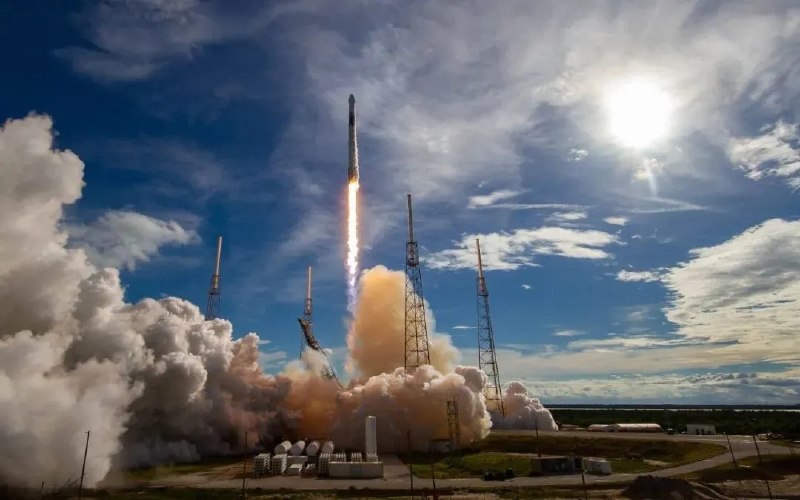 SpaceX延续上市首日涨势 股价一度攀升11%SpaceX股价在上市第二个交易日继续大涨，该公司上周五惊艳的上市首日表现使其跻身全球市值最高的上市公司之列