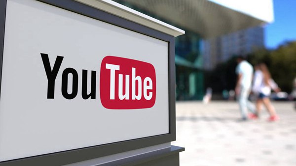 谷歌测试 YouTube 对话式 AI 搜索:支持文本总结与多模态内容聚合Google近日宣布正在 YouTube 平台测试全新的生成式 AI 搜索体验，旨在将传统的关键词检索升级为更具互动性的对话模式
