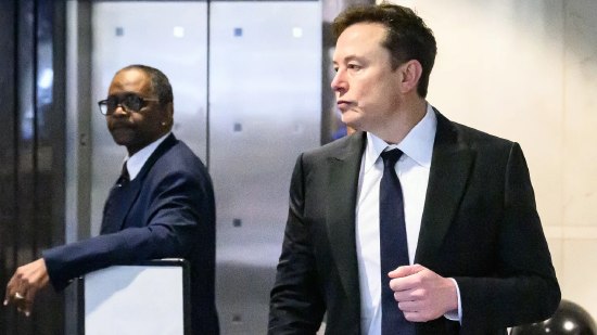 马斯克在开庭前两天发短信给OpenAI高管布罗克曼 试探和解意愿据周日晚间提交的法庭文件显示，在马斯克起诉OpenAI的数十亿美元诉讼案原定开庭前两天，马斯克曾向OpenAI总裁格雷格·布罗克曼发送短信，试探其和解意向