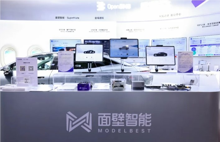 面壁智能CTO曾国洋：从“打字机”到大模型，端侧AI的进化与突围人工智能的浪潮滚滚向前，当大多数力量涌向云端算力的军备竞赛时，面壁智能却选择了一条截然不同的道路:将大模型压缩，让它能流畅地跑进手机、汽车甚至一个毛绒玩具中