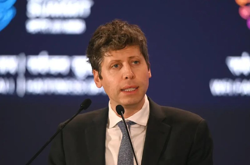 OpenAI仍认为今年可发布首款硬件、2027年上市7月13日，彭博社发文称，苹果公司的诉讼恐威胁OpenAI打造iPhone竞品的计划